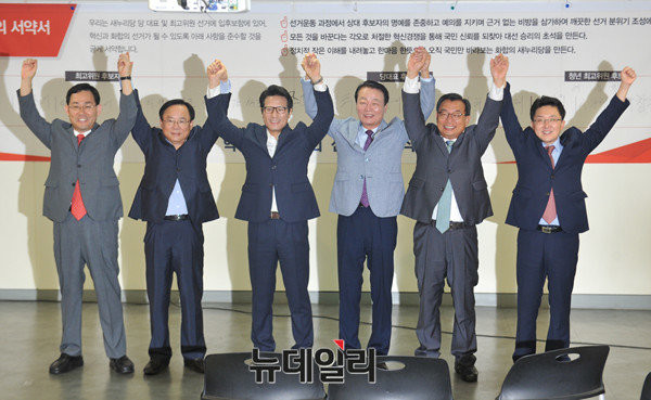 ▲ 새누리당 당대표 후보자들이 29일 오전 서울 여의도 당사에 모여 기념 촬영을 하고 있다. 김용태 의원(사진 오른쪽)은 이날 정병국 의원과의 후보 단일화에 따라 막판에 등록을 자진 포기했다. ⓒ뉴데일리 이종현 기자