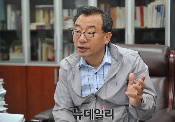 ▲ 새누리당 이정현 의원(사진)은 29일 저녁 종합편성채널 〈채널A〉에서 생방송한 당대표 후보자 토론회에서 정병국·주호영 의원의 친박계를 노린 공세에 계파 논란은 전파 낭비라고 일축하며, 자신의 정책 홍보에 집중하는 모습을 보였다. ⓒ뉴데일리 이종현 기자