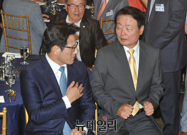 ▲ 새누리당 한선교 의원(사진 오른쪽)은 29일 저녁 종합편성채널 〈채널A〉에서 생방송한 당대표 후보자 토론회에서 정병국·주호영 의원 등 비박계 후보들을 향해 의도적으로 '강성 친박'에 대한 질문을 던지며, 그들의 입에서 비판의 목소리를 끌어내는 교묘한 '스리 쿠션' 전술을 펼쳐 눈길을 끌었다. ⓒ뉴데일리 이종현 기자