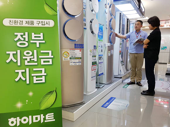 ▲ 롯데하이마트 서울역점에서 소비자들이 에너지소비효율 1등급 에어컨을 살펴보고 있다. ⓒ 롯데하이마트