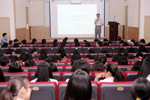 ▲ 지난 11일 서울 성북구 한성대에서 중학교 자유학기제 연계프로그램 '도서관에서 인문학을 읽다' 특강이 한성여중 학생들을 대상으로 진행되고 있다. ⓒ한성대