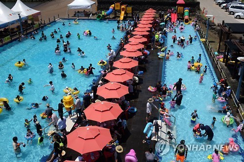 ▲ 연일 폭염특보가 발효되고 있는 제주에서는 전국에서 몰려든 피서객들이 시원한 바닷가나 용천수 노천탕, 용암 동굴 등지에서 더위를 피했다. ⓒ 연합뉴스