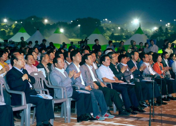 ▲ 충주 호수 축제 개막식에 참석한 조길형 충주시장과 이종배 국회의원 등이 행사를 관람하고 있다.ⓒ충주시