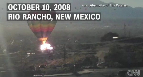 ▲ 30일(현지시간) 오전 7시 40분쯤 텍사스州 오스틴에서 남쪽 방향으로 약 48km 떨어진 록하트 초원지대에 열기구가 추락해 탑승자 16명 전원이 사망하는 사고가 발생했다. 사진은 2008년 10월 美뉴멕시코州 리오란초서 열기구가 고압선에 충돌해 불이 붙은 장면.ⓒ美'CNN'중계영상 캡쳐