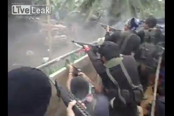 ▲ 필리핀 공산반군 '신인민군(NPA)'이 한 다국적 기업을 향해 무차별 총격테러를 가하는 장면. 하지만 결과는 '신인민군' 6명 사망, 다국적 기업 부상 0명이었다고 한다. ⓒ라이브리크 동영상 캡쳐