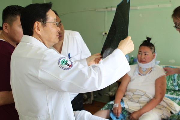 ▲ 박중겸 하나병원 원장이 지난 30일 몽골 국립외상센터병원에서 현지 의뢰진들과 협진을 하고 있다.ⓒ하나병원