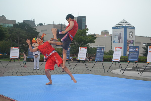 ▲ ‘2016 청주세계무예마스터십’조직위원회가 30일 청주시 오창읍 오창호수공원에서 무예타이 등 ‘게릴라 무예시연’을 열었다.ⓒ충북도