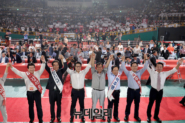 ▲ 지난 달 31일, 새누리당 전당대회 영남권 합동연설회에 참석한 당 대표 후보자와 최고위원 후보가 팔을 들어 당원들에 인사하는 모습이다. 왼쪽부터 강석호 최고위원후보자, 함진규, 정병국, 이정현, 이주영, 주호영, 한선교 당 대표 후보자. ⓒ뉴데일리 이종현 기자