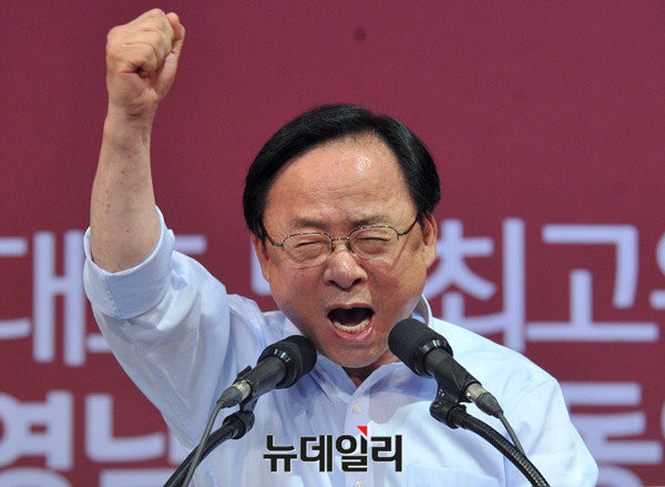 ▲ 새누리당 이주영 당 대표 후보자가 한 손을 번쩍 들며 지지를 호소하고 있다. 이 후보는 평소 유연하고 온건한 성격으로 평가됐으나, 이번 전당대회를 앞두고 계속 단호하고 강한 모습을 보여주고 있다. ⓒ뉴데일리 이종현 기자