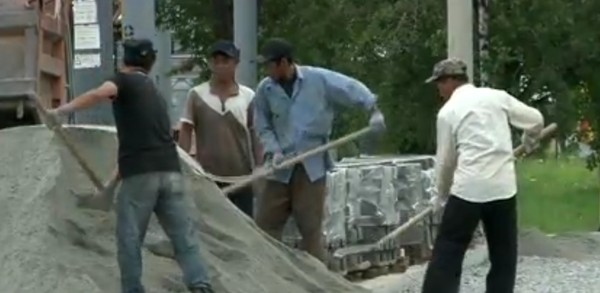 ▲ 러시아가 최근 국제사회의 북한 노동자 유입 규제 움직임과는 반대로 이들을 계속해서 받아들이겠다는 입장을 밝혔다. 사진은 英'BBC'가 '러시아가 북한의 노동 노예를 사용한다'는 2015년 7월 보도 내용 일부.ⓒ英'BBC'중계영상 캡쳐