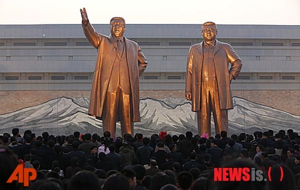 ▲ 평양의 김일성·김정일 동상을 참배하는 북한 주민들. ⓒ뉴시스-AP. 무단전재 및 재배포 금지.