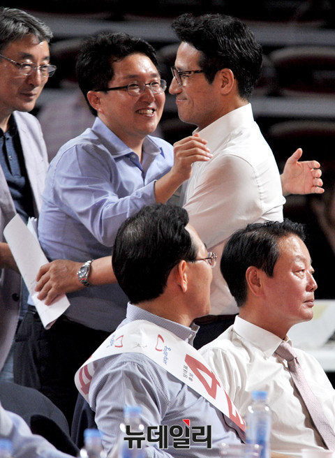 ▲ 정병국 후보(오른쪽)와 단일화 한 새누리당 김용태 의원(왼쪽)이 지난 달 31일, 창원체육관에서 정 의원을 응원하는 모습. ⓒ뉴데일리 이종현 기자