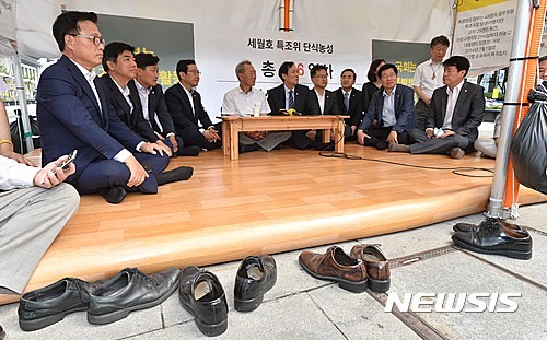 ▲ 우상호 원내대표, 추미애 의원 등 더불어민주당 의원들이 1일 오전 서울 광화문광장 이석태 세월호특조위원장 단식농성장으로 몰려가 이 위원장과 논의를 하고 있다.ⓒ뉴시스