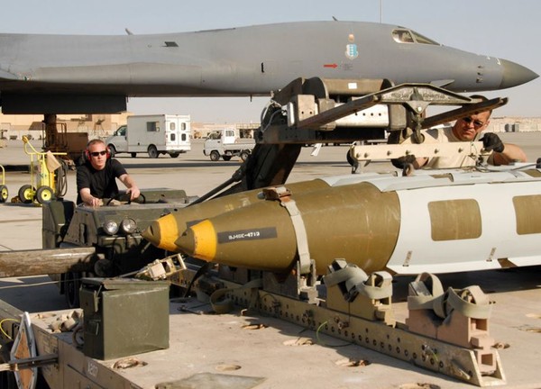 ▲ JDAM 폭탄 장착중인 B-1B 폭격기.ⓒ미공군