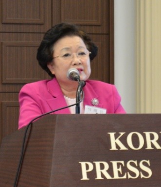 ▲ 이배용 한국선진화포럼 특별위원장이 제105차 월례토론회에서 주제를 발표하고 있다.(2016.7.28)