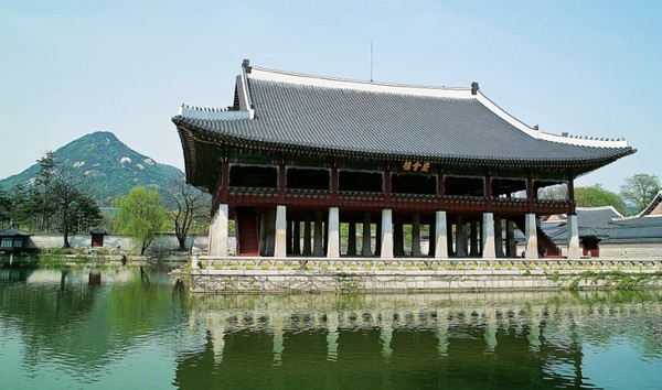 조선왕국의 자연관을 보여주는 대표적 건축물. 북악산 기슭에 안긴 경복궁 경회루(자료사진)