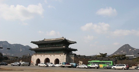인왕산과 북악산 사이에 경복궁의 정문 광화문(자료사진)