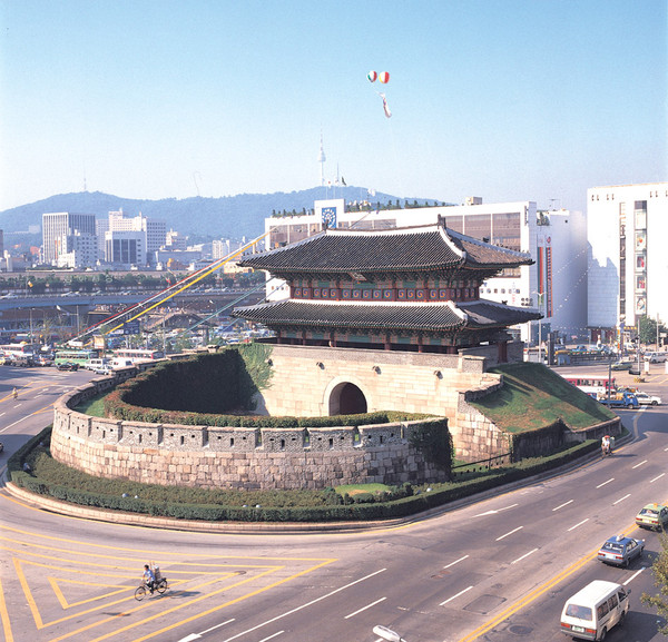 ▲ 흥인지문(동대문)과 성곽. 멀리 남산이 보인다.(자료사진)