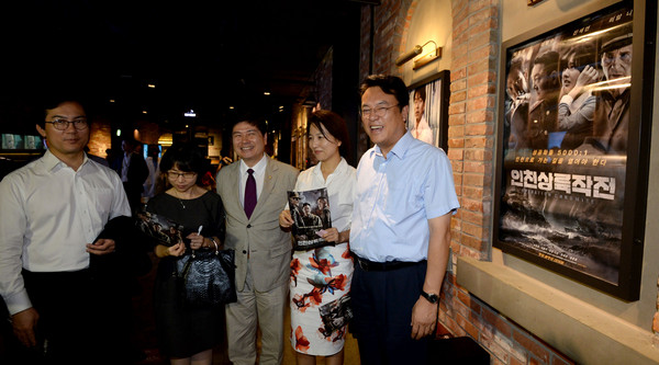 ▲ 새누리당 지도부가 1일 여의도의 한 영화관에서 영화 〈인천상륙작전〉을 보기 위해 모여있다. ⓒ뉴시스 DB