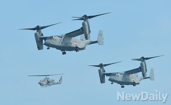 ▲ 한미연합훈련 당시 수송기 역할을 맡은 오스프리 수직이착륙기를 엄호하는 AH-1W 공격헬기.ⓒ뉴데일리 정상윤 사진기자