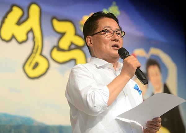 ▲ 국민의당 박지원 비대위원장이 1일 오후 경북 성주를 방문해 사드배치 관련 군민 간담회를 열고 있다. 박지원 비대위원장 가슴에는 성주 군민이 달아준 파란 리본이 달려 있다. ⓒ뉴시스 사진DB