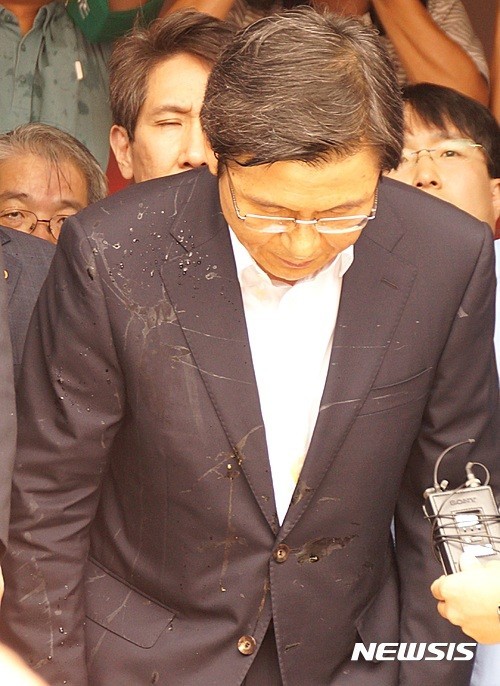 ▲ 지난달 15일 경북 성주군청에서 열린 사드배치 관련 주민설명회에 참석한 황교안 국무총리가 성주군민들에게 '죄송하다'며 고개 숙여 사과하고 있다. 옷에 성난 주민들이 던진 계란이 묻어 있다. ⓒ뉴시스