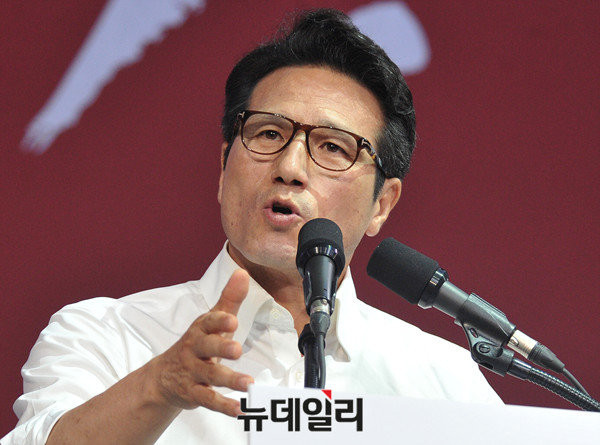 ▲ 새누리당 정병국 의원이 지난달 31일 경남 창원실내체육관에서 열린 전당대회 후보자 합동연설회에서 당대표 후보자로서 사자후를 토하고 있다. ⓒ뉴데일리 이종현 기자