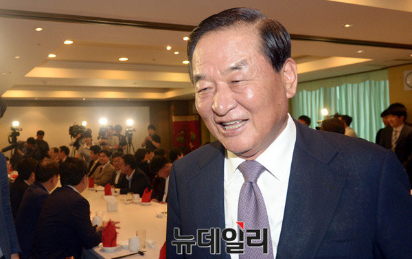 ▲ 새누리당 서청원 의원이 지난달 27일 서울 여의도의 한 중식당에서 주재한 만찬 회동장에서 동료 의원들을 맞이하며 환하게 웃고 있다. ⓒ뉴데일리 이종현 기자