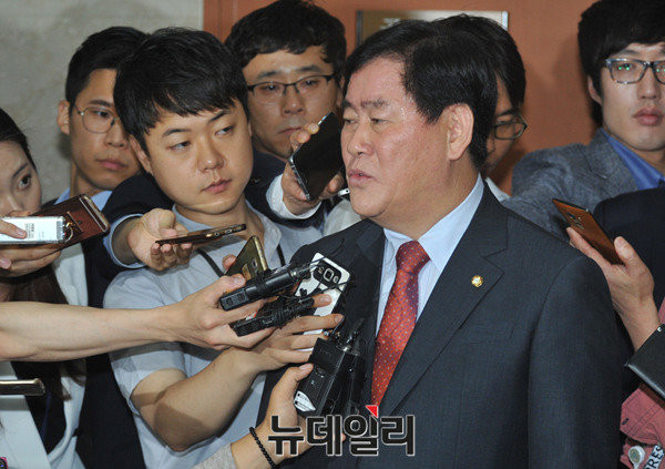 ▲ 새누리당 최경환 의원이 지난달 6일 국회에서 8·9 전당대회 불출마를 선언한 뒤 취재진의 질문에 답하고 있다. 최경환 의원은 오는 4일 귀국할 예정이다. ⓒ뉴데일리 이종현 기자