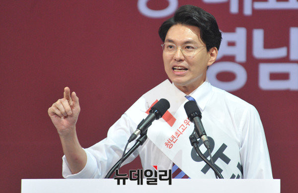 ▲ 새누리당 8·9 전당대회에 청년최고위원 후보자로 출마한 유창수 후보자가 31일 경남 창원실내체육관에서 열린 영남권 합동연설회에서 연설을 하고 있다. ⓒ뉴데일리 이종현 기자