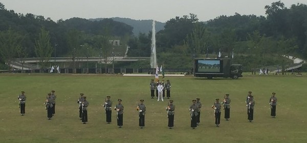 ▲ 특전사는 2일 오전 경기도 이천시에 위치한 新주둔지 대연병장에서 장준규 참모총장 주관으로 부대이전 기념행사를 가졌다. 사진은 육군 의장대가 시범공연을 선보이고 있는 모습.ⓒ뉴데일리 DB