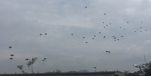 ▲ 부대이전 기념행사 진행 중, 고공낙하 시범이 진행되고 있는 모습.ⓒ뉴데일리 DB