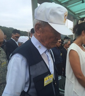 ▲ 사진은 기념행사에 참석한 한봉덕 '8240유격백마부대(켈로부대)' 명예 전우회장이 묵념을 하고 있는 모습.ⓒ뉴데일리 DB