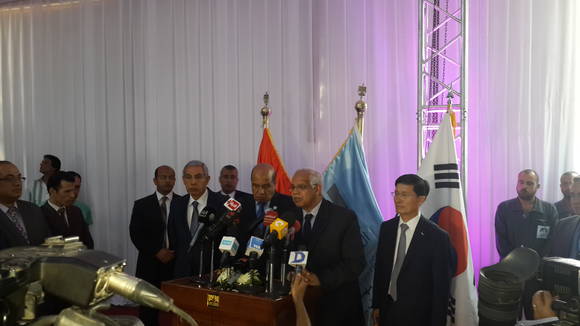 ▲ 1일(현지시간) 이집트 카이로에 위치한 현지 파트너사인 세마프(SEMAF) 현지공장에서 카이로 1호선 전동차 180량 사업의 최종 편성 출고행사에서 (사진 왼쪽부터)타렉 카빌 이집트 통산산업부 장관, 압델아지즈 세이프 엘딘 AOI회장, 가랄 모스타파 알사이드 이집트 교통부 장관, 최용균 현대로템 철도사업본부장이 기자들 질문에 답변하고 있다.ⓒ현대로템