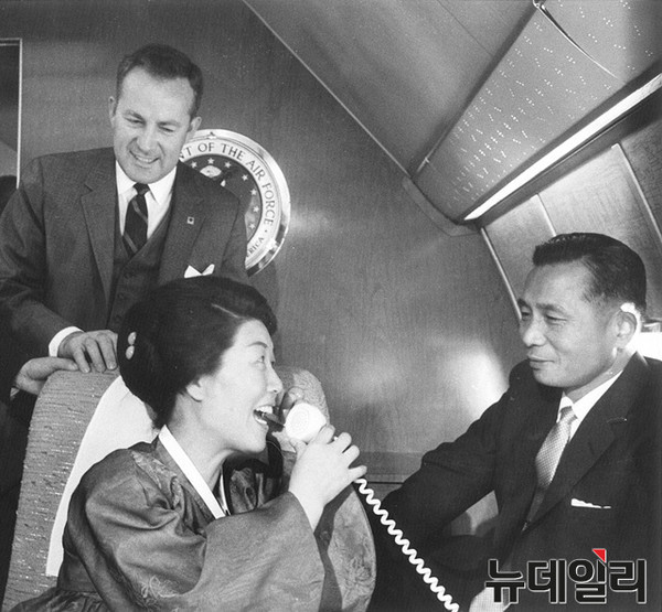 ▲ 1965년 5월 박정희 전 대통령의 방미 일정을 수행한 로이드 넬슨 핸드(Lloyd Nelson Hand)씨가 제공한 사진. 고(故) 육영수 여사가 당시 신기술이었던 위성전화를 사용해 서울에 있던 영애(박근혜 대통령)와 전용기 내에서 통화하는 모습.