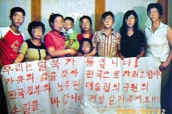 2005년 10월 10일 조선닷컴에 보도된, 중국에 은신 중이던 탈북 가족들의 호소. 中공산당은 탈북자는 강제북송하면서 자국민이 탈북자로 위장하는 것은 방조하고 있다. ⓒ조선닷컴 당시 보도화면 캡쳐
