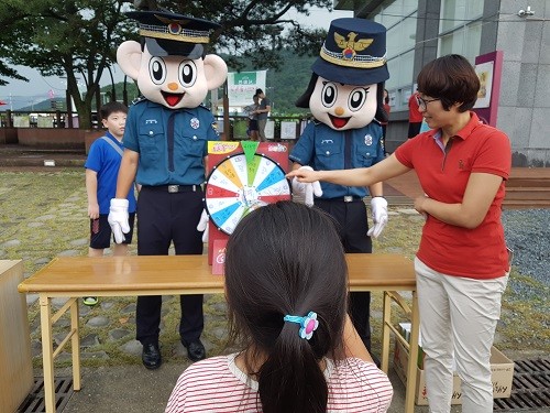 ▲ 밀양 경찰서는 밀양여름공연예술축제가 열리고 있는 현장에서 다트를 이용해  4대사회악 근절 이색 홍보를 실시했다ⓒ밀양경찰서 제공