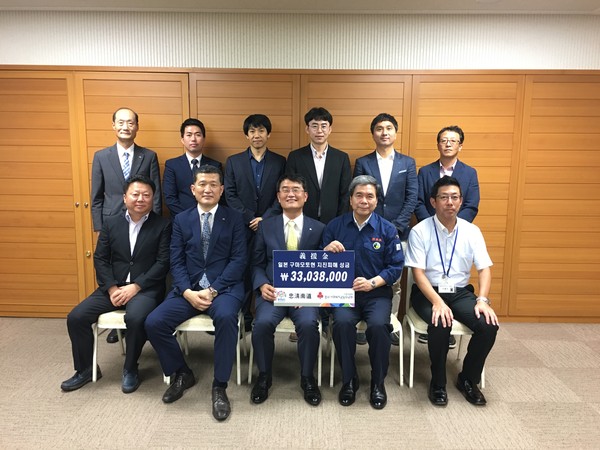 ▲ 윤종인 충남도 행정부지사가 3일 구마모토현을 방문해 가바시마 이쿠오 현지사에게 지진복구 성금을 전달했다.ⓒ충남도