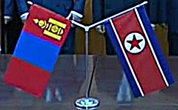 ▲ 몽골 정부가 편의치적(便宜置籍. 선박을 자국이 아닌 제3국에 등록하는 것) 방식으로 자국 깃발을 달았던 북한 선박 14척의 등록을 취소한 것으로 드러났다. 사진은 (왼쪽부터) 몽골 국기인 소욤보기, 북한 인공기.ⓒ유튜브 영상 캡쳐