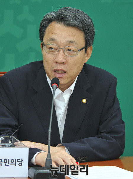 ▲ 국민의당 김성식 정책위의장이 3일 비상대책위 회의에서 더불어민주당이 발표한 세법 개정안에 대해 