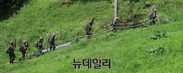 ▲ 1사단 수색대대 장병들이 훈련장으로 향하고 있다. ⓒ 뉴데일리 이종현