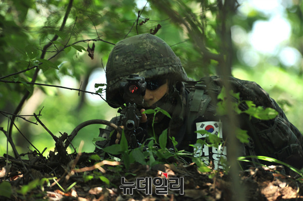 ▲ 1사단 수색대대 장병들이 훈련장으로 향하고 있다. ⓒ 뉴데일리 이종현