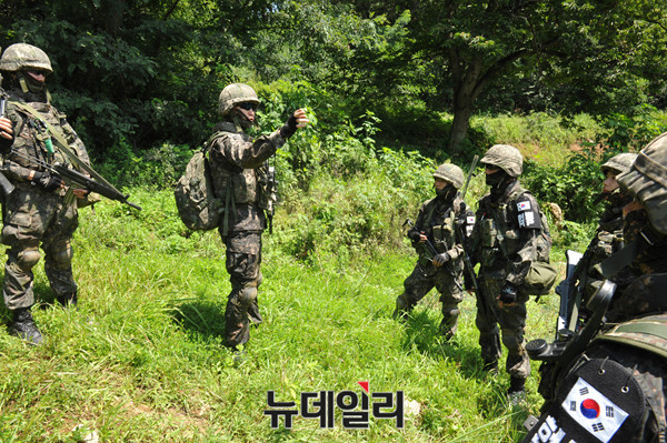 ▲ 1사단 수색대대 장병들이 훈련장으로 향하고 있다. ⓒ 뉴데일리 이종현