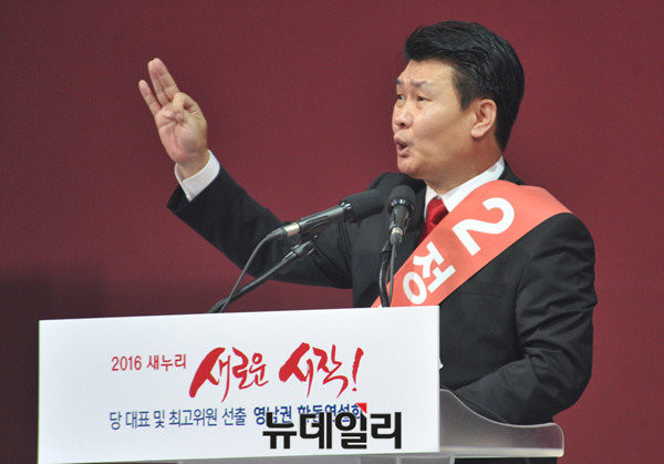 ▲ 8·9 전당대회에 최고위원 후보자로 출마한 새누리당 정용기 의원(자료사진). 정용기 의원은 3일 전북 전주에서 열린 합동연설회에서 친박, 비박이 형성되기 훨씬 전인 민자당 시절부터 당에 몸담았다는 사실을 강조하며 언제부터 이 당이 친박당, 비박당이었냐고 계파 갈등의 자제를 호소했다. ⓒ뉴데일리 이종현 기자