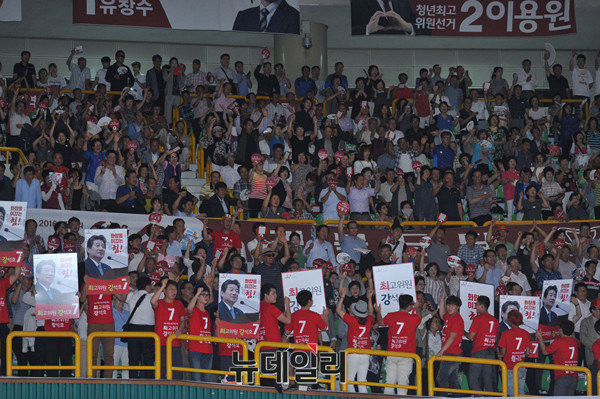 ▲ 새누리당 8·9 전당대회에 최고위원 후보자로 출마한 강석호 의원의 지지자들의 모습. ⓒ뉴데일리 이종현 기자