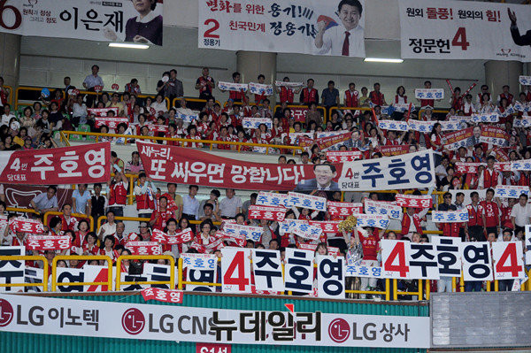 ▲ 새누리당 8·9 전당대회에 당대표 후보자로 출마한 주호영 의원의 지지자들의 모습. ⓒ뉴데일리 이종현 기자