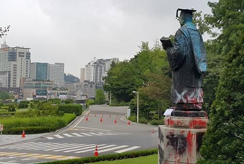 ▲ 지난달 28일부터 '평생교육 단과대학 지원사업'을 반대하는 이화여대 학생들의 대학본관 점성농성이 7일째 이어진 가운데 이대는 1일 평단 사업 참여를 백지화하기로 했다. ⓒ뉴데일리경제