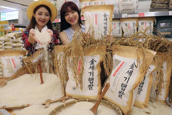 3일 오전 서울 한강로 이마트 용산점에서 모델들이 올해 처음으로 수확된 노지 햅쌀 '금세기 햅쌀'을 선보이고 있다. ⓒ이마트