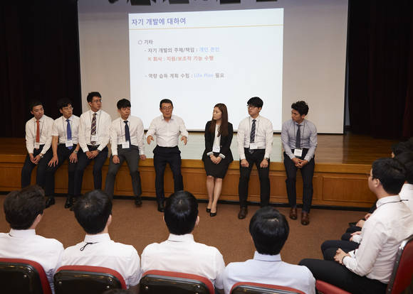 ▲ ㈜한화 이태종 대표이사(가운데)는 8월 3일 신입상원을 대상으로 특강을 진행했다.ⓒ한화