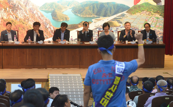 ▲ 3일 오후 경북 성주군 군청 대강당에서 열린 ‘더불어민주당 국회의원단 성주군민 현장 간담회’에 참석한 군민이 질문을 하고 있다.  이날 간담회에는 김홍걸 전 더불어민주당 국민통합위원장, 소병훈, 김현권, 김한정, 손혜원, 표창원, 박주민 의원이 참석했다. ⓒ뉴시스